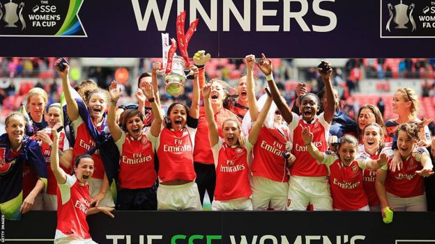 Arsenal lift the FA Cup in 2016