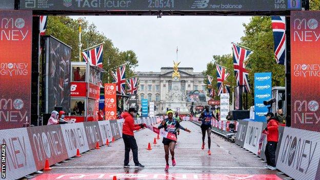Shura Kitata wins the 2020 London Marathon