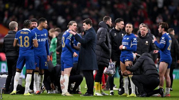 Chelsea manager Mauricio Pochettino speaks to his players during the EFL Cup final