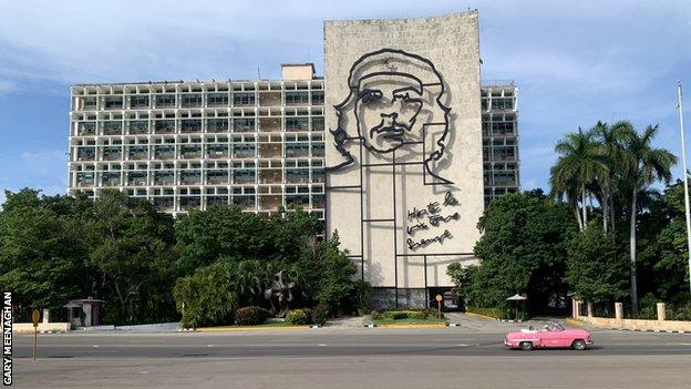 Havana building with Che Guevara memorial