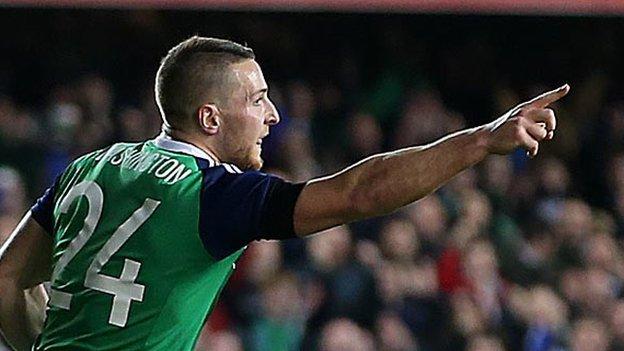 Conor Washington célèbre son but contre la Slovénie lors de son deuxième match pour l'Irlande du Nord