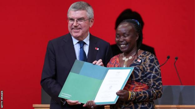 Der Präsident des Internationalen Olympischen Komitees, Thomas Bach (links), mit der Kenianerin Tigla Loroupe