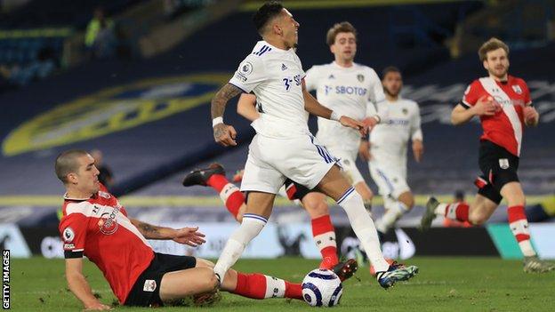 Oriol Romeu slides in to tackle Raphinha in the box
