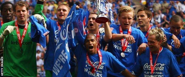 Gillingham celebrate winning the League Two play-off final in 2009