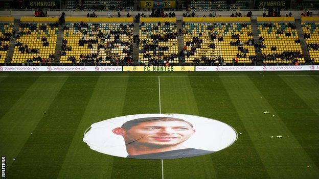 Torcedores do Nantes prestam homenagens a Emiliano Sala