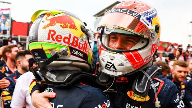 Serio Perez en Max Verstappen delen een knuffel na de race