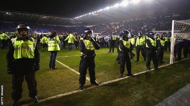 Reading Fined £100 000 For Fa Cup Pitch Invasion Bbc Sport