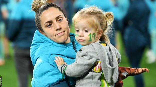 Katrina Gorry y su hija Harper en el Mundial femenino de 2023