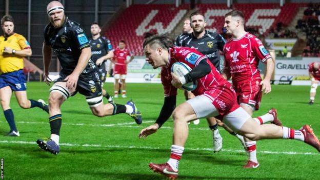 Steffan Evans crosses for Scarlets' first try