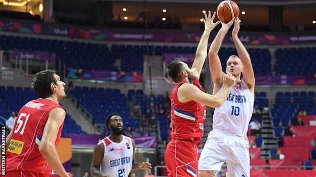 Dan Clark (right) shoots against Russia at EuroBasket 2017