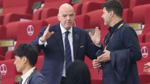 Mauricio Pochettino talking to FIFA president   Gianni Infantino