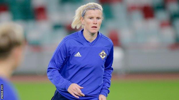 L'International D'Irlande Du Nord Julie Nelson A Marqué Alors Que Les Croisés Martelaient Cliftonville