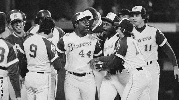 Longtime home run leader and former Milwaukee baseball player Hammerin Hank  Aaron dies at 86