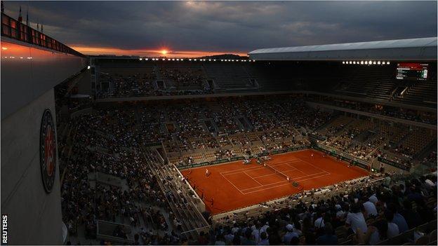 Die Sonne geht über dem Philippe-Chatrier-Stadion unter, als Novak Djokovic gegen Matteo Berrettini . antritt