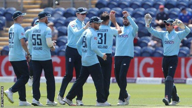 England celebrate a wicket against Pakistan