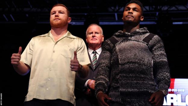 Canelo Alvarez gives the thumbs as he poses for pictures alongside Jermell Charlo