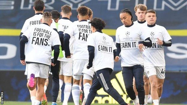 Pemain Leeds mengenakan kaos lawan Liga Premier