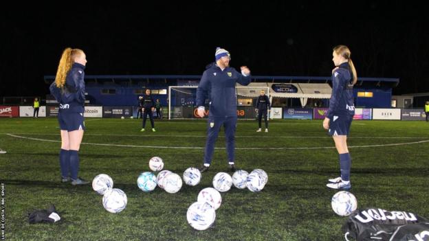 Oxford United Women está compitiendo para convertirse en el segundo equipo de la Primera División de la Liga Nacional femenina en quedar invicto en la liga en la última década.