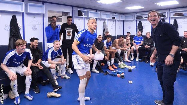 Frank Lampard (à droite), Richarlison (au centre) et l'équipe d'Everton célèbrent dans le vestiaire