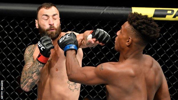 Paul Craig d'Écosse frappe Jamahal Hill dans leur combat des poids mi-lourds lors de l'événement UFC 263 au Gila River Arena le 12 juin 2021 à Glendale, Arizona.