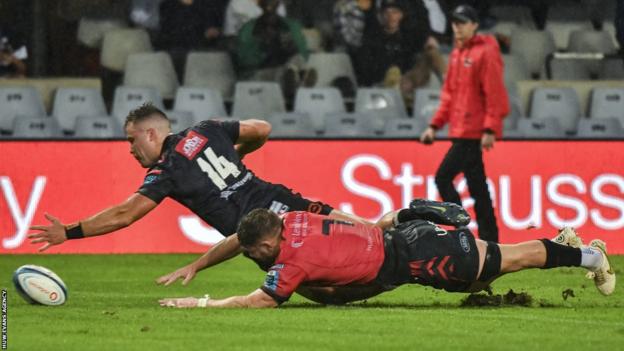 Sharks wing Marnus Potgieter conceded a penalty try and was sin-binned for slapping the ball away from Cardiff flanker Thomas Young