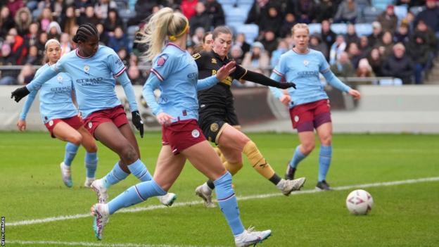 Khadija Shaw anota de centro de Chloe Kelly para adelantar al Manchester City ante el Sheffield United