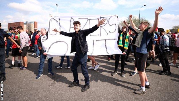 Man Utd fans protest