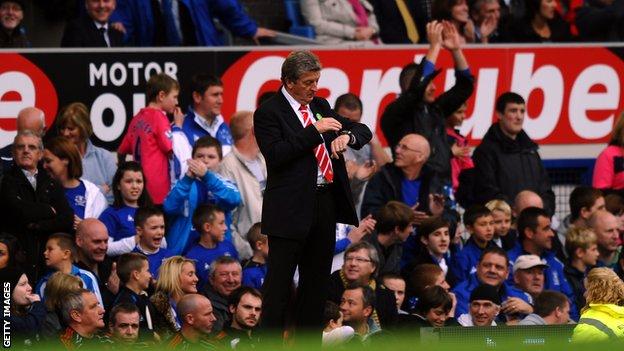 El entrenador del Liverpool, Roy Hodgson, mira su reloj mientras su equipo pierde 2-0 ante el Everton en octubre de 2010.