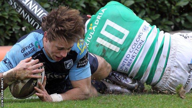 Blaine Scully touches down for Blues' try in Treviso