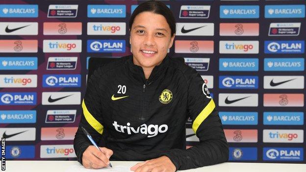 Sam Kerr signs a new deal with Chelsea