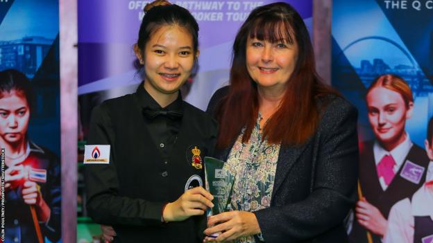 World Women's Snooker president Mandy Fisher (right) presenting the 2022 Scottish Open runner-up prize to Mink Nutcharut