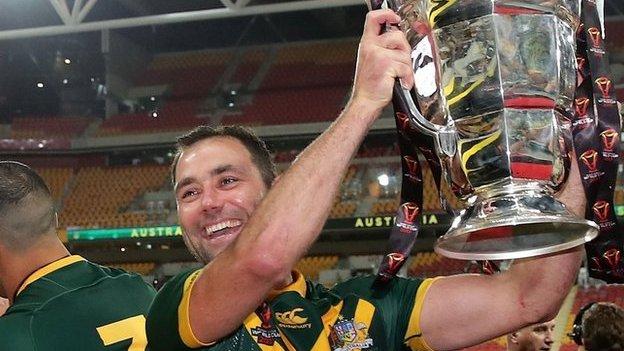 L'Australien Cameron Smith tenant le trophée de la Coupe du monde