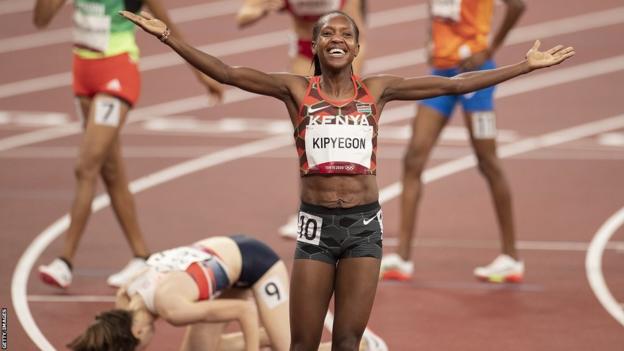 Faith Kipyegon celebrates winning the 1500m race at the Tokyo 2020 Olympics in 2021