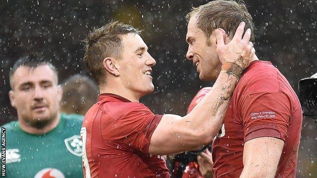 Jonathan Davies shows his admiration for Alun Wyn Jones