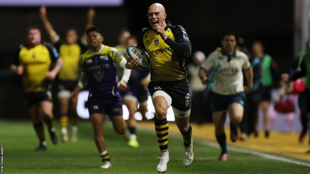 Jarred Rosser running to score a try