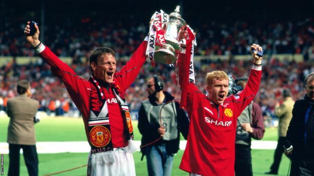 Manchester United's Teddy Sheringham and Paul Scholes with the FA Cup trophy