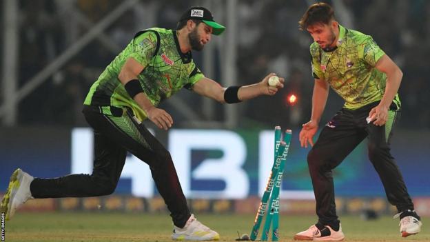 El capitán de Lahore Qalandars, Shaheen Shah Afridi, completa el agotamiento del bateador de Multan S ultans, Khushdil Shah, para asegurar el título de la Superliga de Pakistán