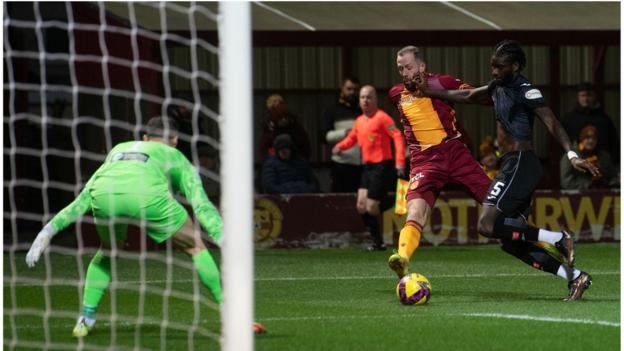 Kevin van Veen nudged home his third goal in three games and his 15th of the season