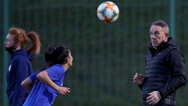 Kenny Shiels se pone de cabeza durante una sesión de entrenamiento reciente en Irlanda del Norte.