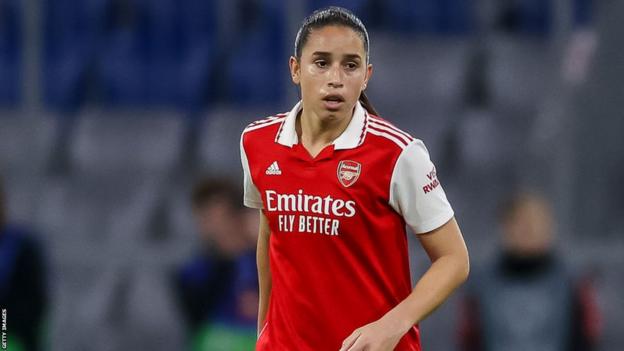 La defensa del Arsenal Rafaelle Souza en acción durante la Liga de Campeones Femenina