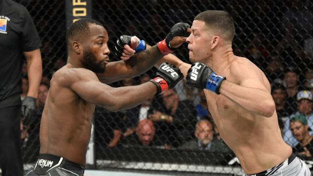 Leon Edwards (à gauche) et Nate Diaz se battent à l'UFC 263