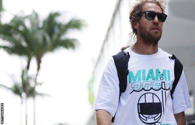 Sebastian Vettel draagt ​​een T-shirt dat de klimaatverandering in Miami benadrukt