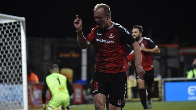 Jordan Owens Célèbre Son But Contre Les Bannsiders Lors De La Rencontre En Premiership