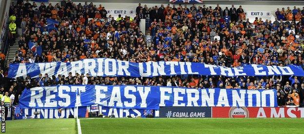 Fans paid tribute to the late Fernando Ricksen, who died on Wednesday