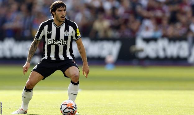 Sandro Tonali gets on the ball