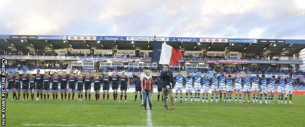 Dragons and Castres players observed a minutes silence for the victims of the Paris terrorist attacks