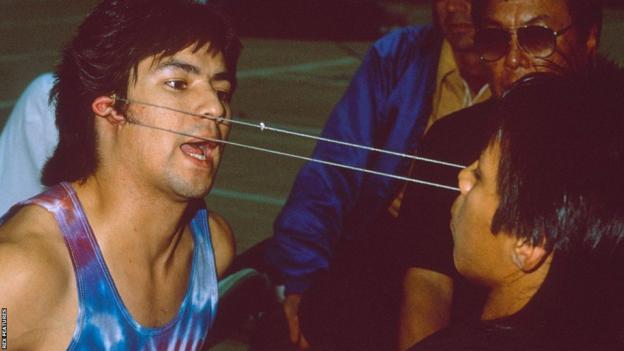 Deux concurrents dans l'événement de traction d'oreille au WEIO 1988