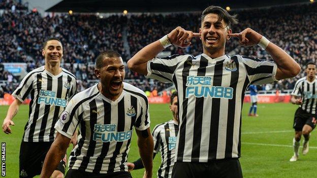 Newcastle striker Ayoze Perez celebrates scoring the winning goal against Everton with team-mates
