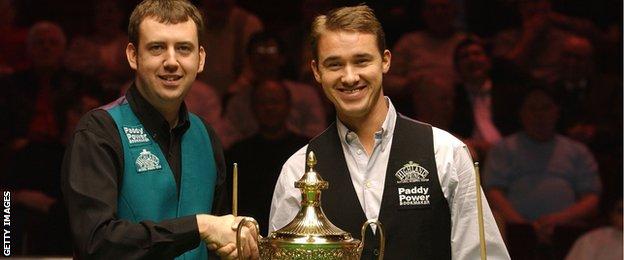 Mark Williams poses with Stephen Hendry