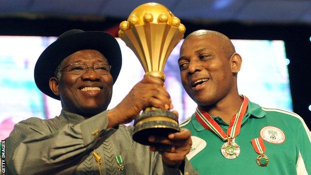 Former Nigeria president Goodluck Jonathan and the late Stephen Keshi with the Africa Cup of Nations